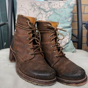 Frye Sabrina 6G lace up boot